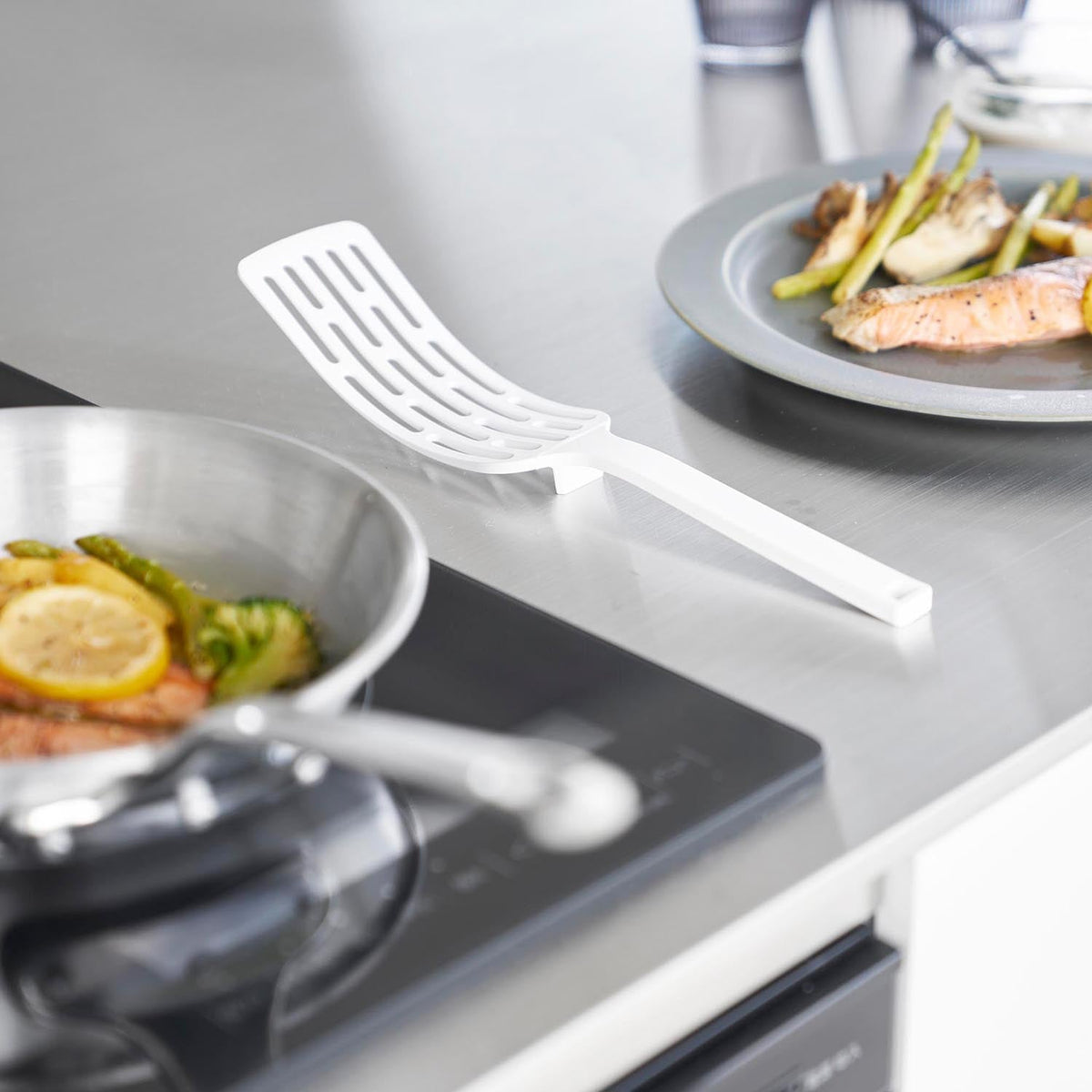 Yamazaki Tower Silicone-Handle Long Turner, Long Flexible Turner That Lifts and Turns Fish Whole Without Scratching Pans, Silicone Handle, Heat Resistant to 250 C, Dishwasher Safe, 6.5 x 5.5 x 30 cm and 40 g, White or Black