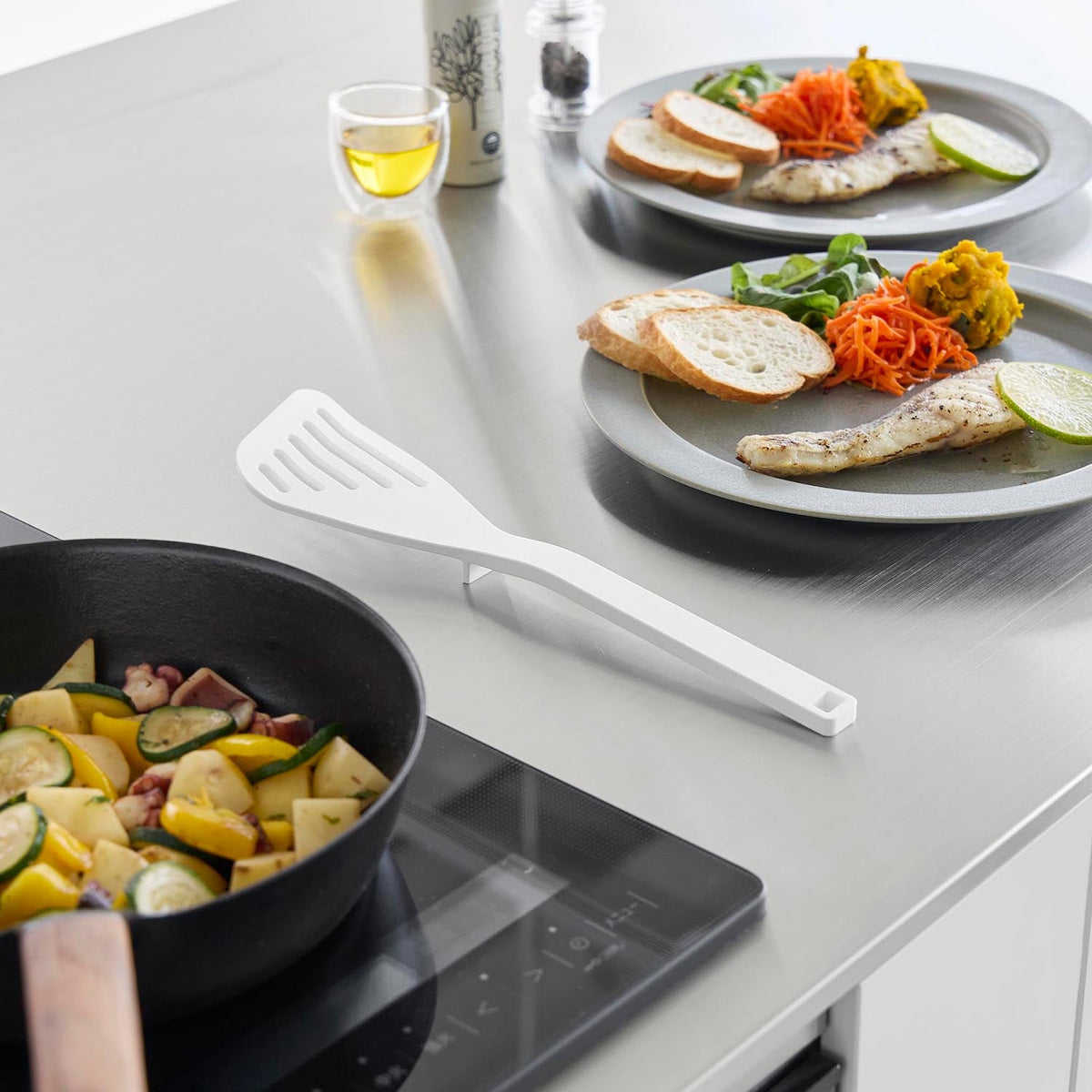 Yamazaki Tower Silicone Beater, Flat Silicone Beater That Will Not Scratch Pans for Stir-Frying and Mixing, Tip Stays Off the Counter, Heat Resistant to 250 C, 8 x 2.5 x 31 cm and 70 g, White or Black
