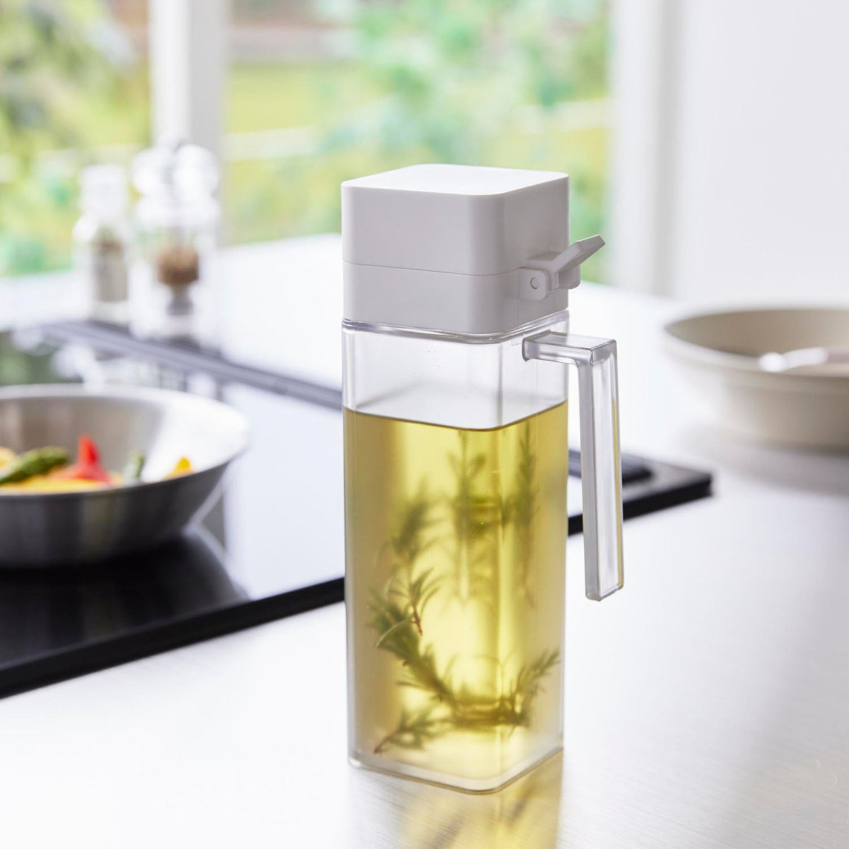 Yamazaki Tower Seasoning Bottle with Thumb-Press Lid, 500 mL, 500 mL Bottle for Oil or Soy Sauce with a Lid You Open and Pour with One Thumb, Drip-Resistant Spout, Lid and Seal Dishwasher Safe, 6.6 x 10 x 21.5 cm and 250 g, White or Black