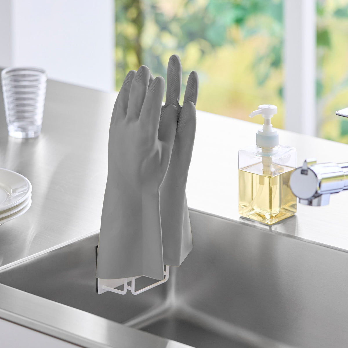 Yamazaki Tower Magnetic Rubber Glove Holder, Magnetic Wire Holder that Dries and Stores Rubber Gloves on a Steel Wall by the Sink, 11 x 9.4 x 34.2 cm and 290 g, White or Black