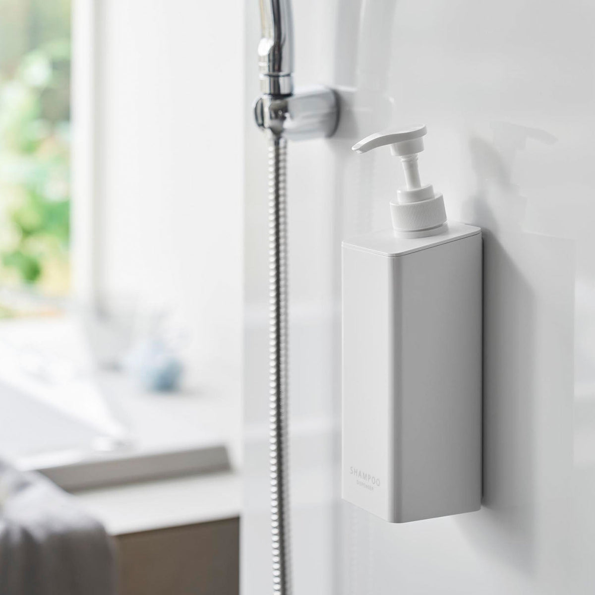 Yamazaki Tower Large-Dose Magnetic Dispenser, 500 mL Dispenser That Sticks to a Steel Wall and Pumps 3.6 cc a Push, 7 x 8 x 25 cm and 300 g, Shampoo White or Shampoo Black or Conditioner White or Conditioner Black or Body Soap White or Body Soap Black