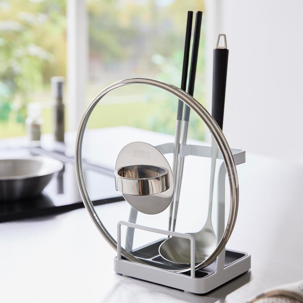 Yamazaki Tower Ladle and Pot Lid Stand L, Steel Stand With a Drip Tray for a Ladle, Pot Lid and Cooking Chopsticks in One Place While You Cook, Tray Dishwasher Safe, 14 x 12.3 x 15.2 cm and 495 g, White or Black
