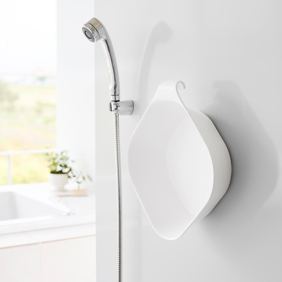 Yamazaki Tower Magnetic Hanging Wash Basin L 3.8 L, Large 3.8 L Wash Basin That Floats on a Magnetic Bathroom Wall or Hangs by Its Hook on a Bar or Pipe to Dry, Magnet Sealed in the Base, 34.5 x 32 x 8.8 cm and 350 g, White or Black