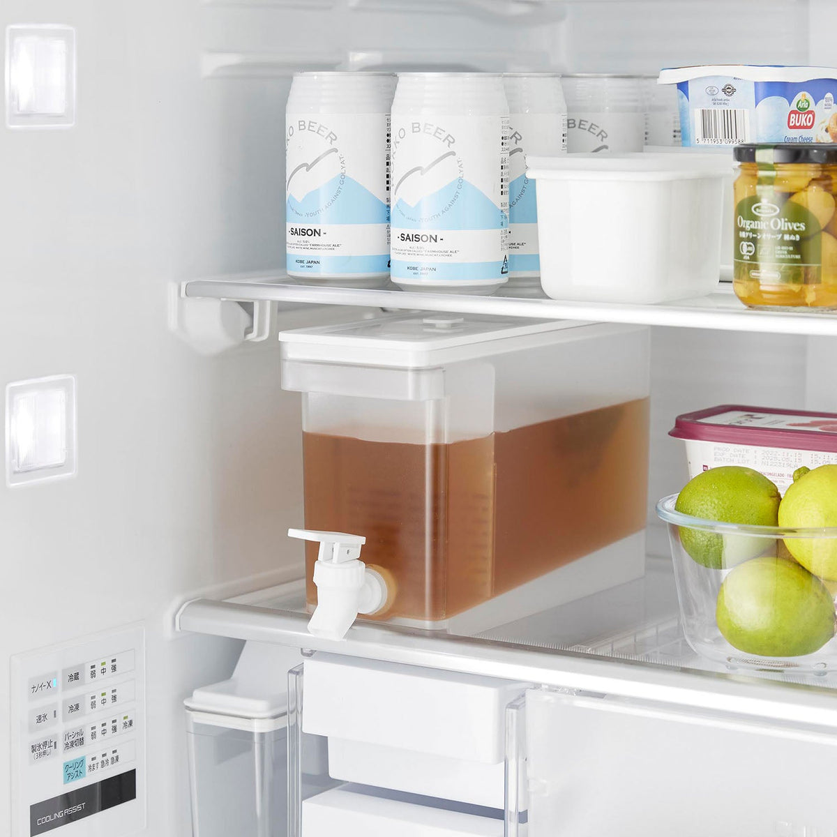 Yamazaki Tower Refrigerator Drink Server 2.8 L, Slim 2.8 L Cold Drink Server That Pours Straight From the Refrigerator and Locks the Lever Open, Divider Keeps Fruit and Tea Bags Off the Tap, Cold Drinks Only, 10 x 31.5 x 17 cm and 550 g, White or Black