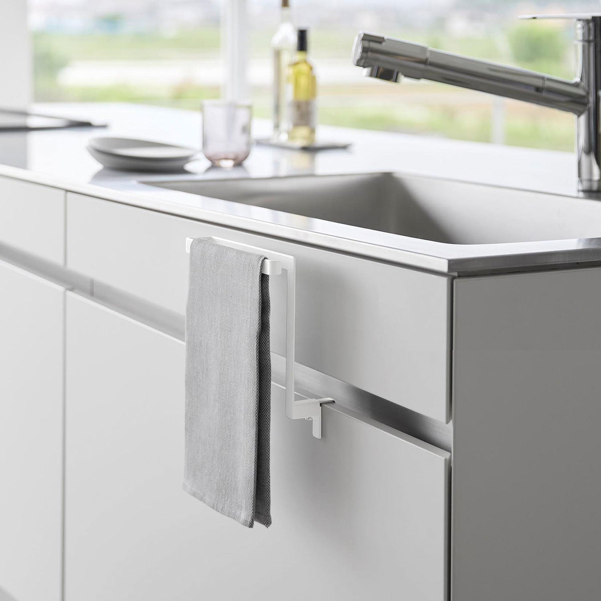 Yamazaki Tower Under-Sink Door Towel Hanger H15, Towel Hanger That Hooks Over a Sink Cabinet Door at 15 cm High So It Stays Below the Sink and Does Not Catch When the Drawer Opens, Doors 1.4 to 2.5 cm Thick, 20 x 9 x 19.5 cm and 320 g, White or Black