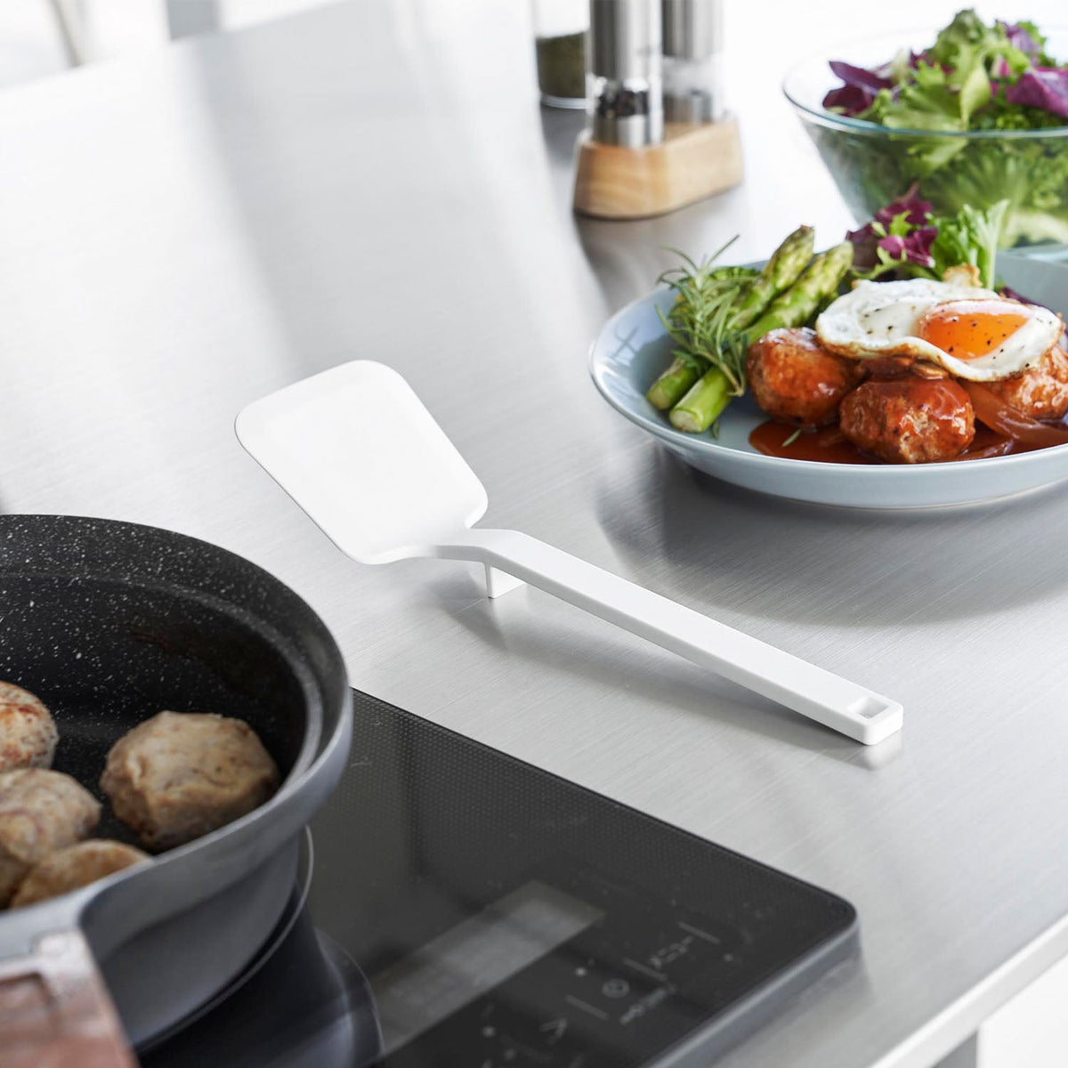 Yamazaki Tower Silicone Turner S, Compact 25 cm Silicone Turner That Flips Food Without Scratching Pans and Grips Without Slipping, Heat Safe to 220 C, Dishwasher Safe, 7 x 5 x 25 cm and 50 g, White or Black