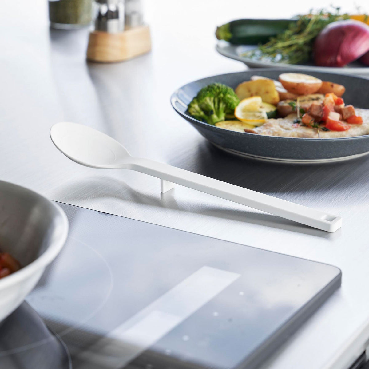 Yamazaki Tower Silicone Cooking Spoon S, Compact 25 cm Silicone Cooking Spoon With a 5 cc Teaspoon Mark That Rests With Its Tip Lifted and Will Not Scratch Pans, Heat Safe to 220 C, 5.5 x 2.5 x 25 cm and 40 g, White or Black