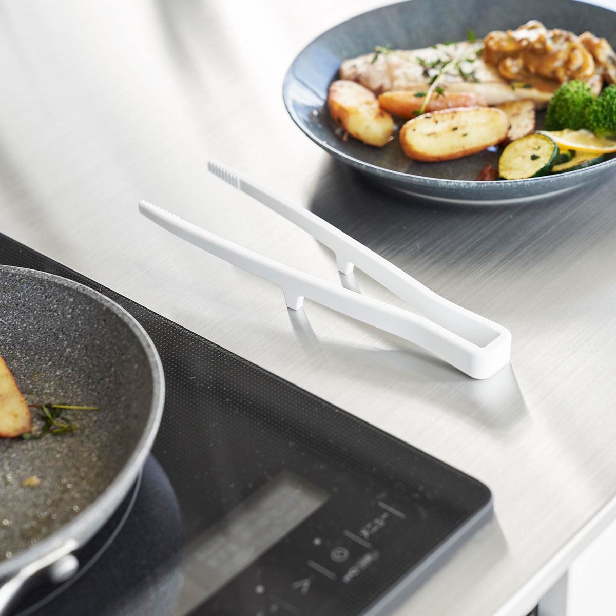 Yamazaki Tower Silicone Cooking Tongs S, Compact 20 cm Silicone Cooking Tongs With a Thick Grip That Grab and Turn Food Without Scratching Pans, Heat Safe to 220 C, Dishwasher Safe, 5.3 x 2 x 20 cm and 30 g, White or Black