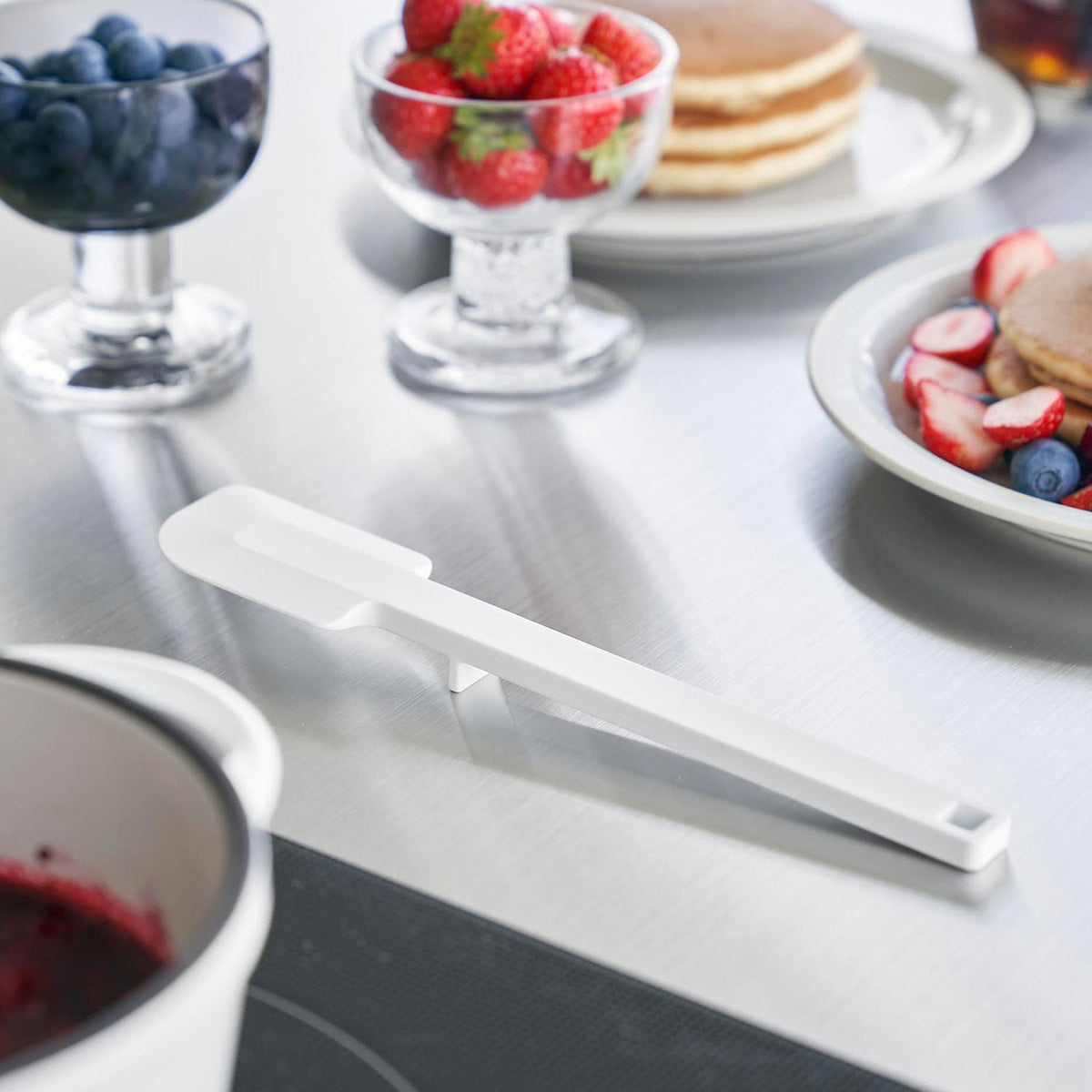 Yamazaki Tower Silicone Spatula S, Compact 21 cm Silicone Spatula That Rests With Its Tip Lifted Off the Counter and Will Not Scratch Pans, Heat Safe to 220 C, Dishwasher Safe, 4 x 1.5 x 21 cm and 35 g, White or Black