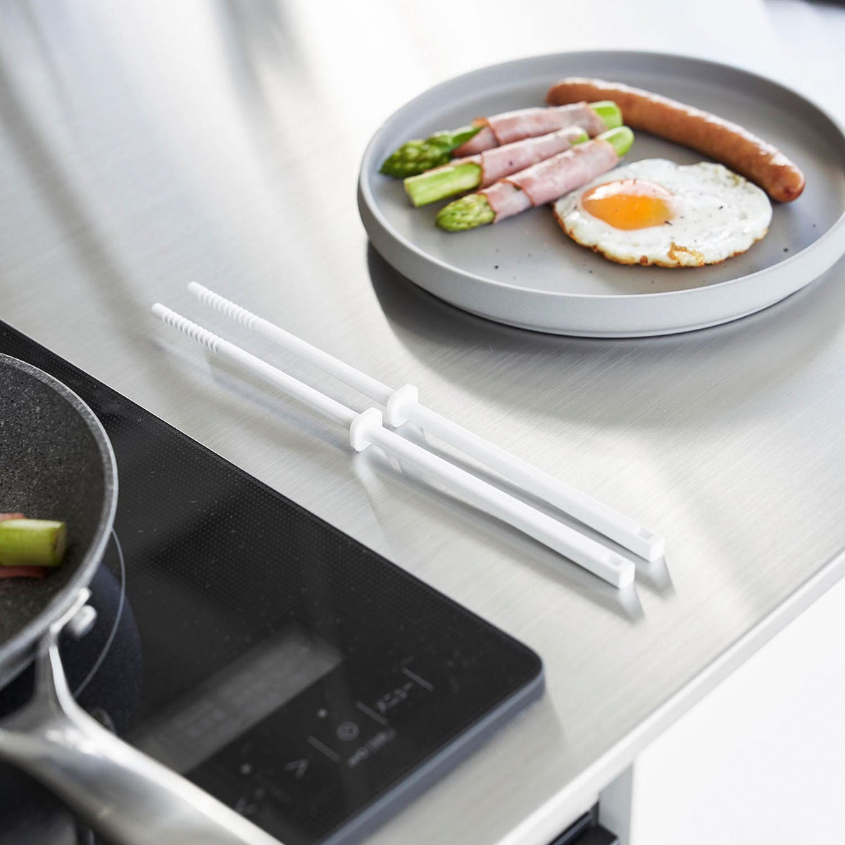 Yamazaki Tower Silicone Cooking Chopsticks S, Compact 24 cm Silicone Cooking Chopsticks With a Steel Core That Will Not Scratch Pans, Non-Slip Grip for Small Foods, Heat Safe to 220 C, Dishwasher Safe, 0.8 x 0.8 x 24 cm per stick and 35 g, White or Black