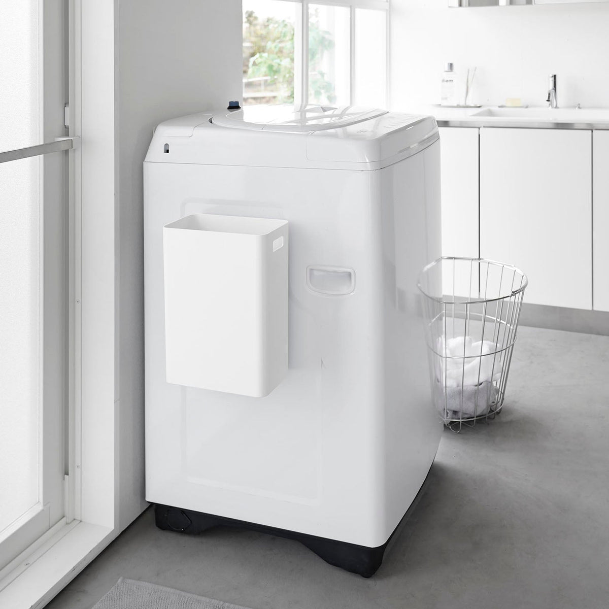 Yamazaki Tower Magnetic Trash Can 7 L, Slim 7 L Trash Can That Floats on a Steel Wall by Magnet and Leaves the Floor Clear to Clean, Gap Behind Makes Bag Changes Easy, Holds 1 kg, 22 x 13.2 x 30 cm and 730 g, White or Black