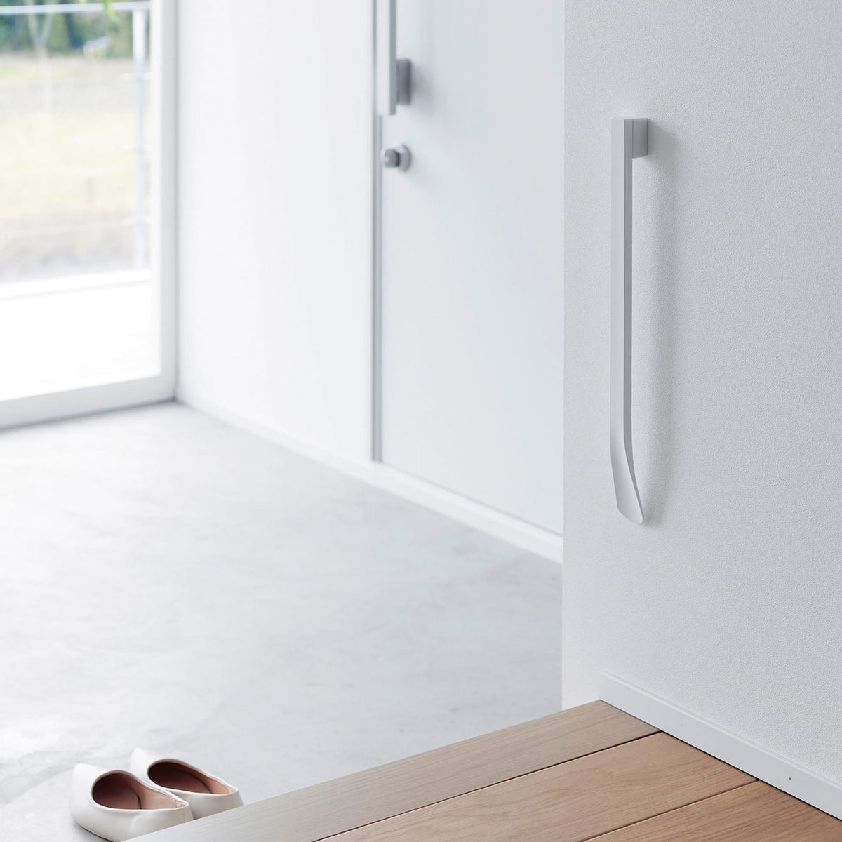 Yamazaki Tower Magnetic Wall Shoehorn for Plasterboard Walls, Long 45 cm Shoehorn That Floats on a Wall Base by Magnet and Lifts Off Easily, Base Is Fixed With Plasterboard Pins Where You Like, 4.3 x 3.5 x 45.2 cm and 150 g, White or Black