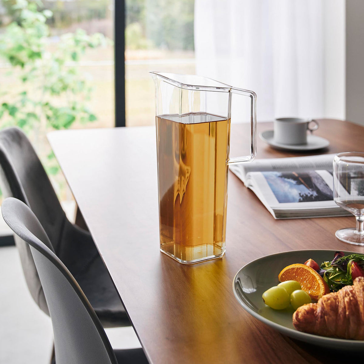 Yamazaki Tower Cold Water Pitcher 1.2 L with Handle, Slim 1.2 L Cold Water Pitcher With a Handle and a Corner Spout That Pours With Little Dripping, Fits the Refrigerator Door Pocket, Dishwasher Safe, 11.5 x 15 x 27 cm and 390 g, White or Black