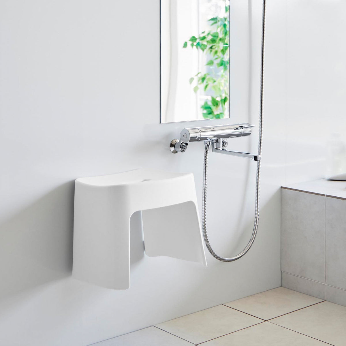 Yamazaki Tower Easy-Wash Magnetic Bath Stool SH26, Low 26 cm Bath Stool That Floats on a Steel Bathroom Wall by Magnet After Use and Drains Dry, Smooth Inside Washes Easily, Holds 100 kg, 33 x 27 x 26 cm and 1200 g, White or Black