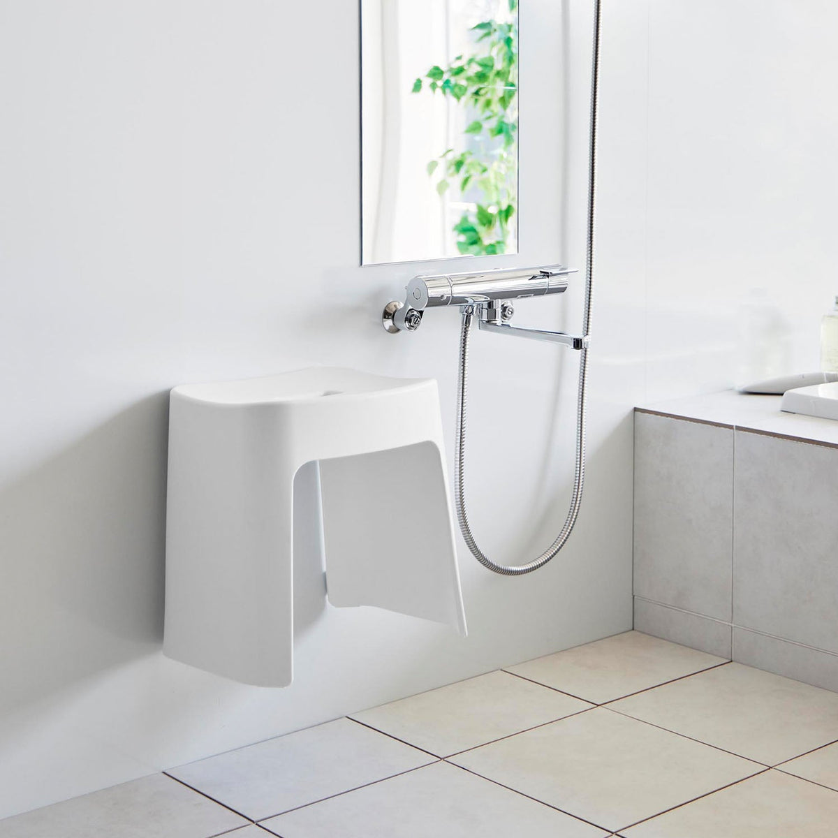 Yamazaki Tower Easy-Wash Magnetic Bath Stool SH32, Bath Stool That Floats on a Steel Bathroom Wall by Magnet After Use and Drains Dry, Smooth Inside Washes Easily, Holds 100 kg, 33 x 27 x 32 cm and 1400 g, White or Black