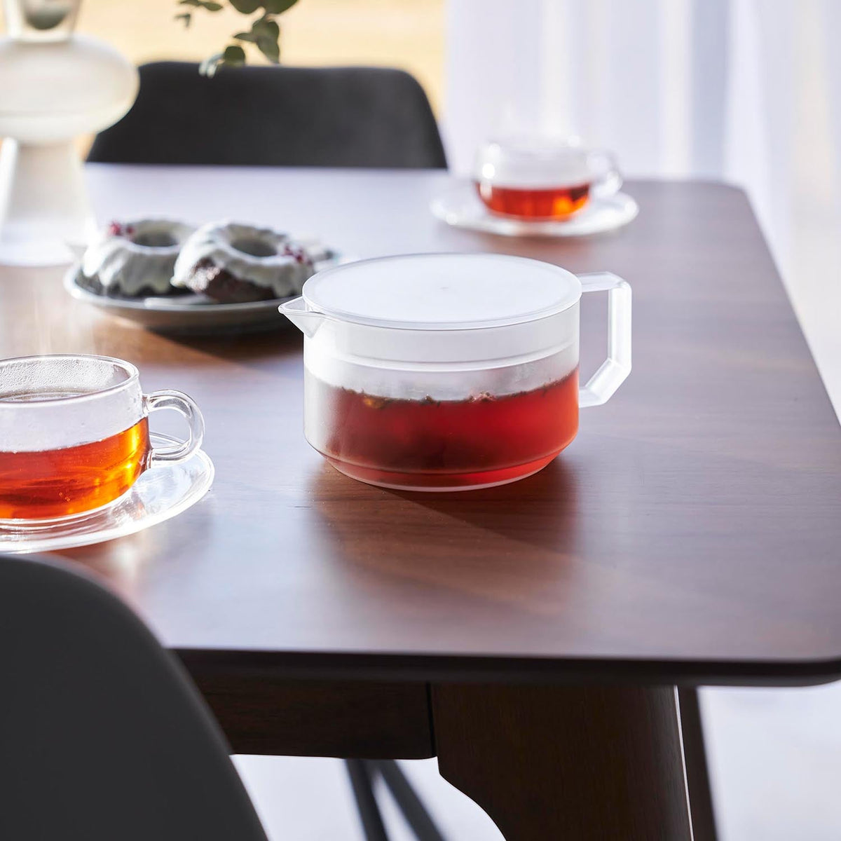 Yamazaki Tower Teapot 600 mL, 600 mL Teapot With a Lid That Strains the Leaves as One Piece, Tough Copolyester Does Not Crack if Dropped, Heat Safe to 100 C, Dishwasher Safe, 13.2 x 17.6 x 7.9 cm and 210 g, White or Black
