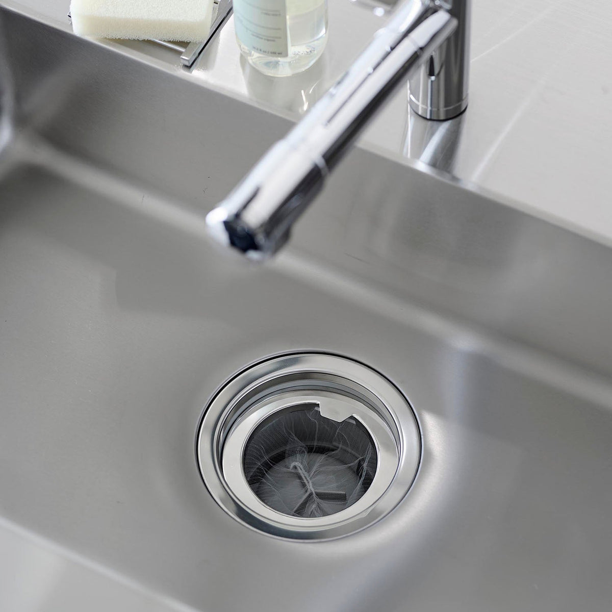 Yamazaki Tower Drain Net Holder for Easy Net Changes, Stainless Drain Net Holder for a 14.5 cm Sink Drain That Lets You Change the Net Without Touching the Dirty Net, Dishwasher Safe, 14.4 x 14.4 x 1.2 cm and 10 g, White