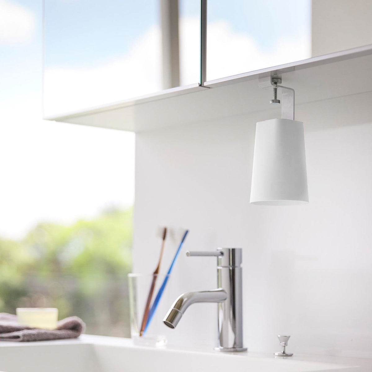 Yamazaki Tower Magnetic Tumbler for Under Washroom Cabinets, 200 mL Tumbler That Clings by Magnet Under a Washroom Cabinet and Floats Off the Counter to Dry, Holder Clamps on With a Screw, Heat Safe to 90 C, 7 x 7 x 17 cm and 115 g, White or Black