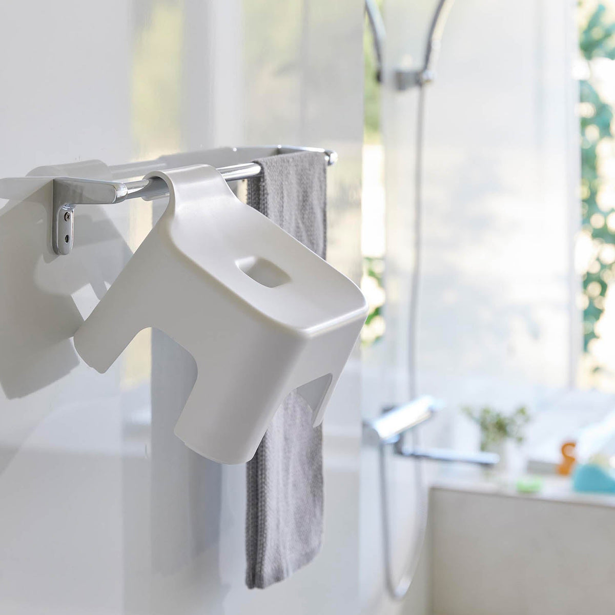 Yamazaki Tower Hanging Kids Bath Stool 13 cm, Small Bath Stool With a Hook That Hangs on a Towel Bar to Dry, 13 cm Seat Is Easy for Small Children, Elastomer Anti-Slip, For Age 3 and Up, 25.5 x 23.5 x 16 cm and 420 g, White or Black