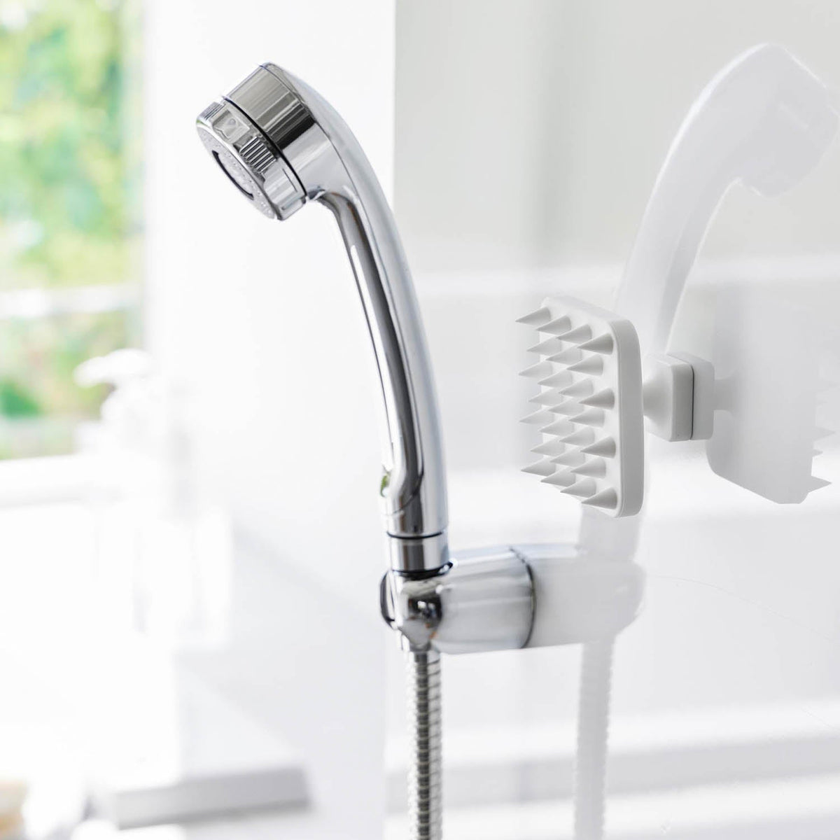 Yamazaki Tower Magnetic Scalp Massage Brush with Handle Soft, Holder That Sticks to a Steel Bathroom Wall by Magnet and Drains Water So Slime Stays Away, Holds silicone body, 7 x 7 x 5 cm and 90 g, White or Black