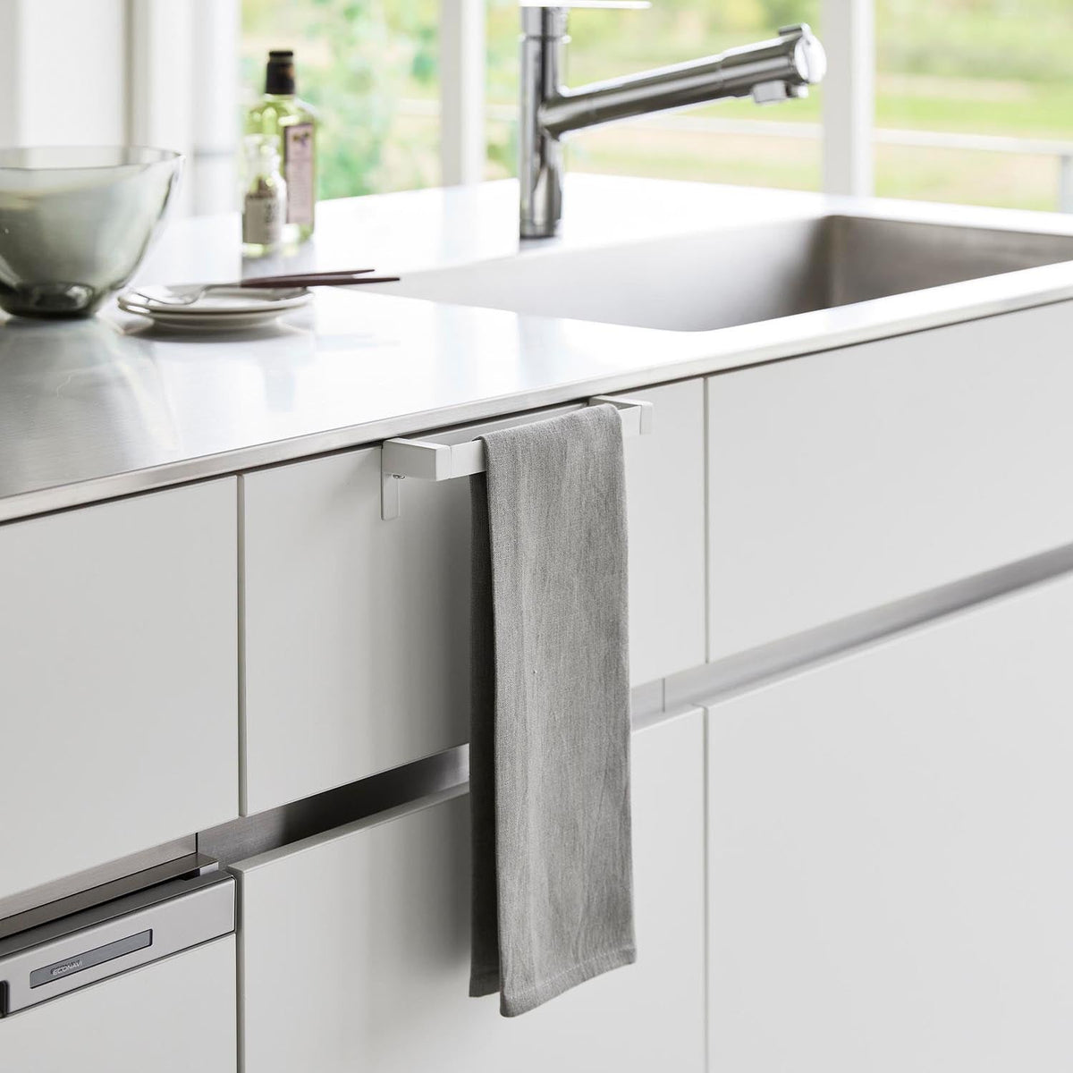 Yamazaki Tower Non-Slip Kitchen Towel Hanger Bar, Towel Bar for a Sink Cabinet Door With a Silicone Top That Stops Soft Towels Slipping Off, Square Edge Catches the Towel, Holds 1 kg, 21.3 x 5.3 to 8.5 x 5 cm and 180 g, White or Black
