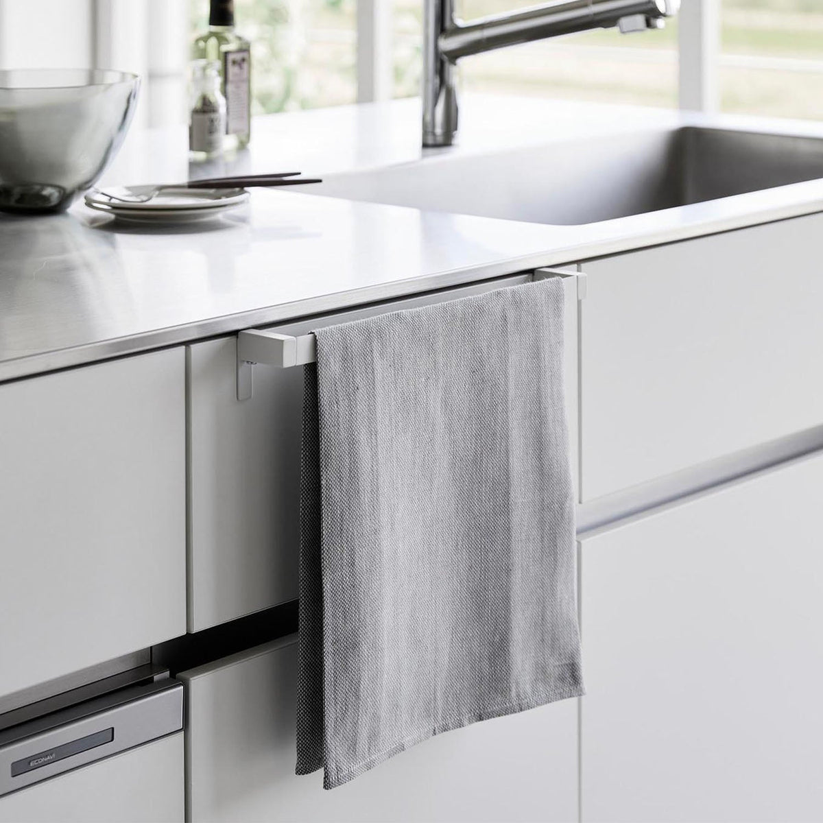 Yamazaki Tower Non-Slip Kitchen Towel Hanger Bar, Wide, Wide Towel Bar with Silicone Covers that Stops Towels Slipping, for Sink Doors and Drawers, 35.5 x 5.3 to 8.5 x 5 cm and 240 g, White or Black
