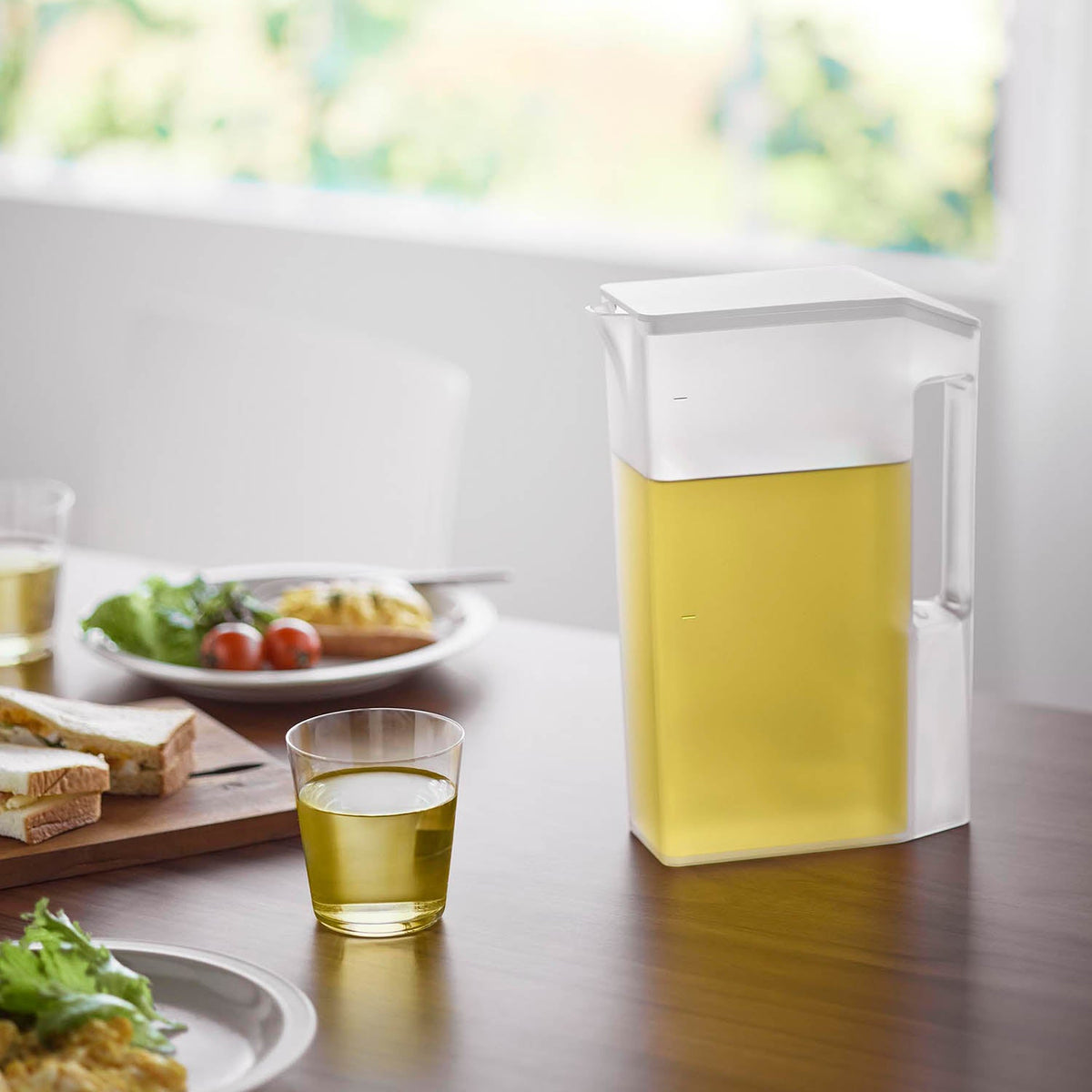 Yamazaki Tower Slim Cold Water Pitcher with Handle 2 L, Slim 2 L Cold Water Pitcher With a Handle That Is Easy to Grip and Pour, Marks at 1 L and 2 L, Fits a Refrigerator Door Pocket, Hand Wash, 8.1 x 19.7 x 27.5 cm and 490 g, White or Black