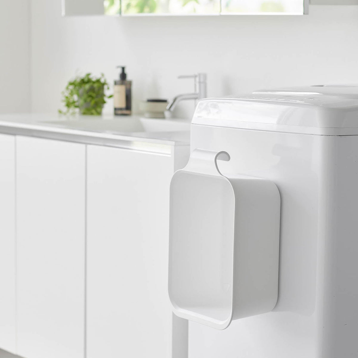 Yamazaki Tower Magnetic and Hanging Bucket 7.5 L, 7.5 L Rectangular Bucket That Floats on a Steel Wall by Magnet or Hangs on a Pole up to 3 cm, Soaks Clothes, Fits a Washbasin, Drain Plug, 36.5 x 24.3 x 13.3 cm and 630 g, White or Black