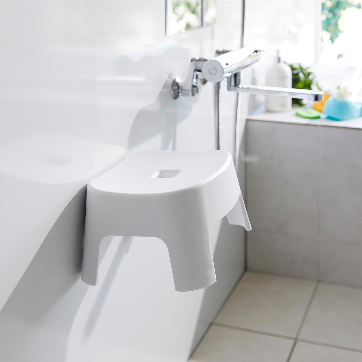 Yamazaki Tower Magnetic Kids Bath Stool 13 cm, Small Bath Stool for Children That Floats on a Steel Bathroom Wall by Magnet to Save Space and Dry, 13 cm Seat for Small Children, For Age 3 and Up, 25.5 x 21 x 13 cm and 425 g, White or Black