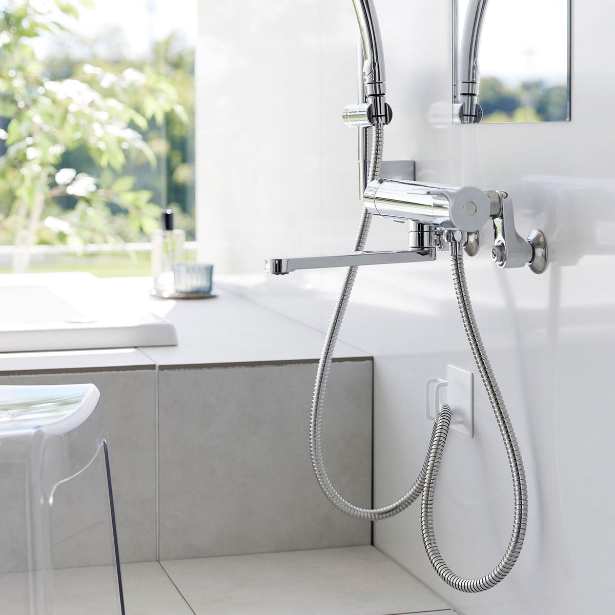 Yamazaki Tower Magnetic Shower Hose Hook, Small Hook That Sticks by Magnet to a Steel Bathroom Wall and Hangs the Shower Hose Off the Floor, Fits Hoses Up to 1.7 cm Across, Holds 600 g, 7.5 x 3.8 x 7.5 cm and 100 g, White or Black