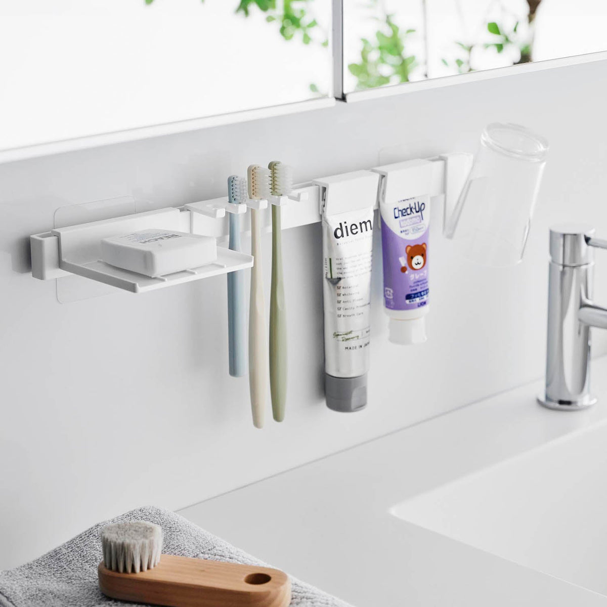 Yamazaki Tower Film-Hook Toothbrush Storage Set, Film-Hook Set That Gathers Toothbrushes, Tubes, a Tumbler and a Tray on a Glossy Washroom Wall, Holds 1.25 kg, 38 x 9 x 6 cm and 140 g, White or Black