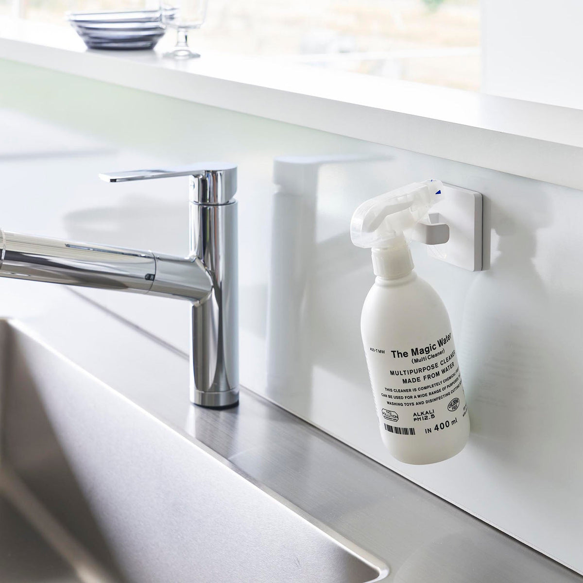 Yamazaki Tower Film-Hook Spray Hook, Small Hook on a Film Hook That Holds Spray Bottles and Hangers Where You Want on Tile or Glass, Slots Onto the Hook, Grab It When Needed, Holds 1 kg, 6 x 4.5 x 6 cm and 25 g, White or Black