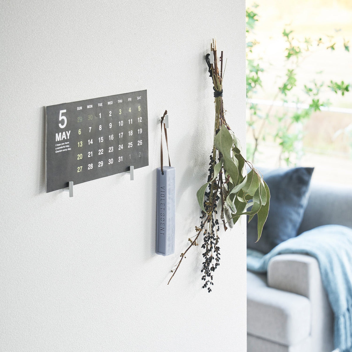 Yamazaki Tower Hook Pushpins Set of 4, Set of 4 Hook Pushpins With Two Needles That Resist Pulling Out, Hold 1 kg Each on Plasterboard Walls for Accessories and Dried Flowers, 0.6 x 2.4 x 1.9 cm each and 4 g, White or Black