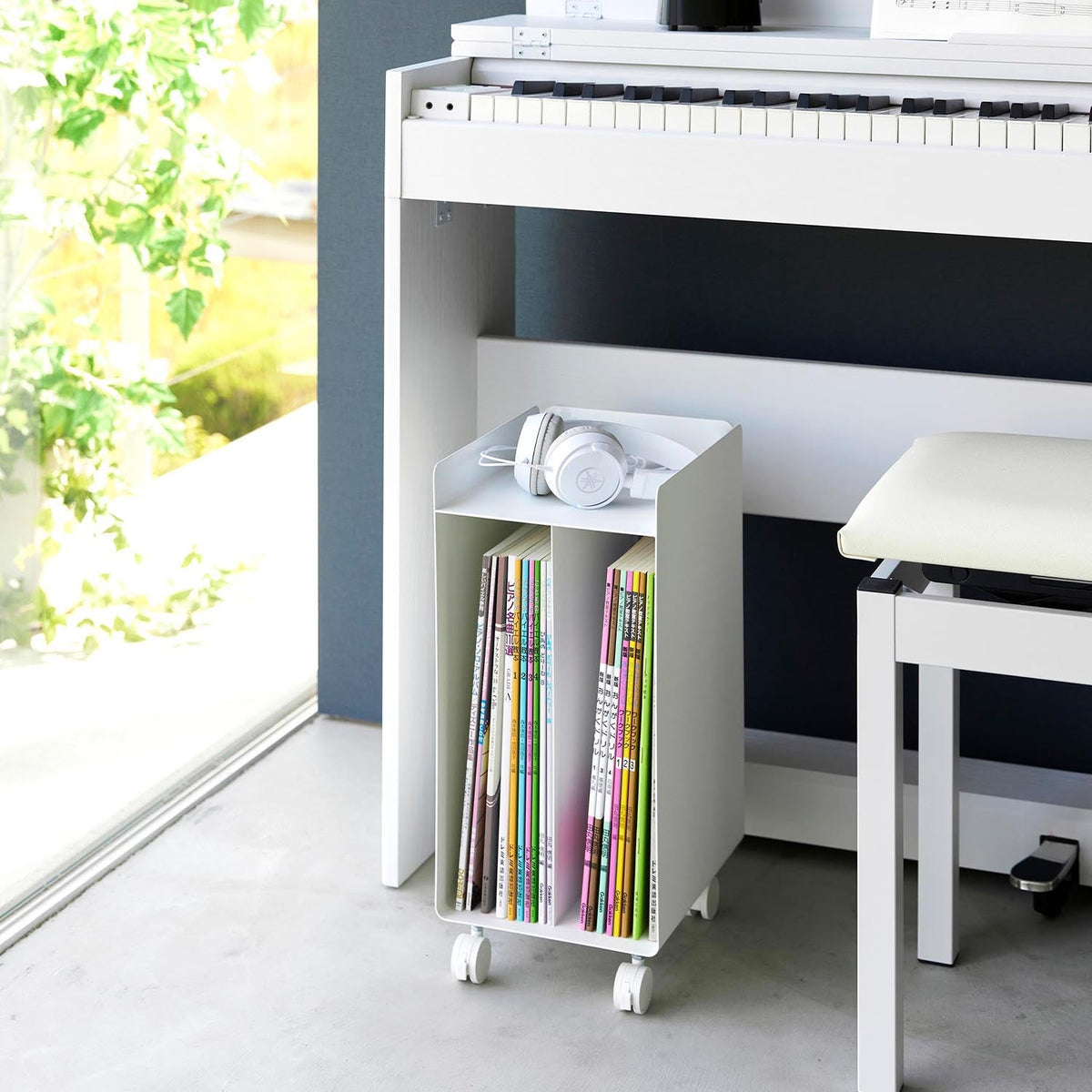 Yamazaki Tower Under-Piano Sheet Music Wagon, Compact Wagon on Casters That Fits Under the Piano and Keeps Sheet Music at Your Feet, Casters Have Stoppers, Holds 4 kg Per Section, 20 x 25 x 43.5 cm and 3800 g, White or Black