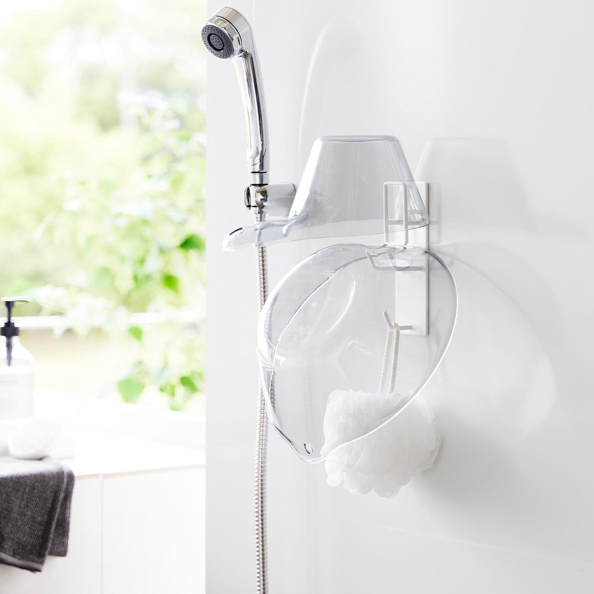 Yamazaki Tower Magnetic Bathroom Hand Pail and Basin Holder, Holder That Sticks to a Steel Bathroom Wall by Magnet and Drains Water So Slime Stays Away, Holds 1 kg, 5 x 5.5 x 17 cm and 190 g, White or Black
