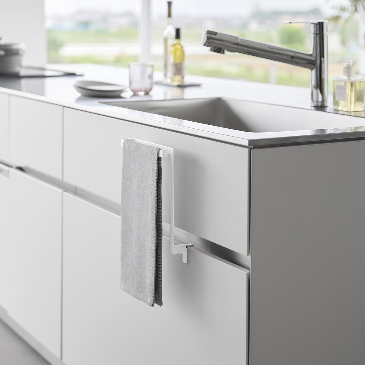 Yamazaki Tower Sink Cabinet Door Towel Hanger, Hanger That Clamps to a Sink Cabinet Door or Drawer 1.4 to 2.5 cm Thick and Holds the Towel High so It Is Not Caught When the Door Opens, Holds 750 g, 20 x 9 to 10 x 25.5 cm and 325 g, White or Black