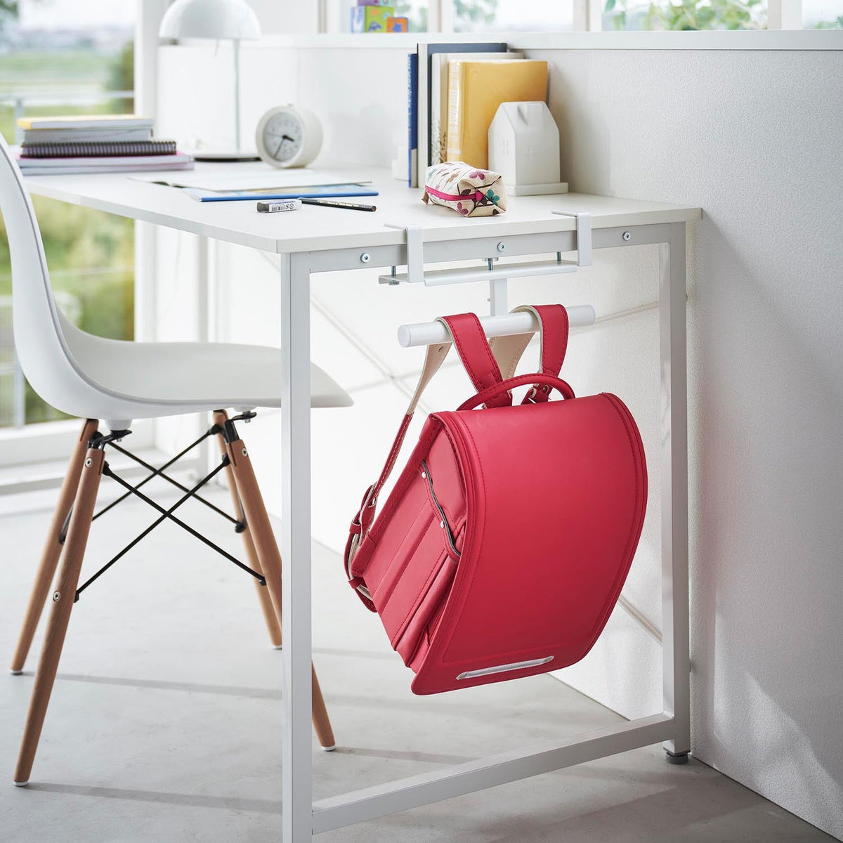 Yamazaki Tower Desk-Side School Bag and Backpack Hanger, Clamp-On Hanger for a Desk or Counter Side That Hangs a School Bag or Backpack While Items Are Taken Out, Holds 10 kg, Tops 1.2 to 5 cm Thick, 26.2 x 7.4 x 14 cm and 700 g, White or Black