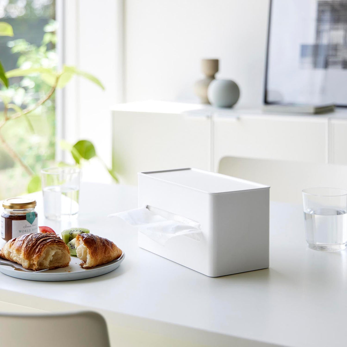 Yamazaki Tower Double-Sided Compact Tissue and Wet Sheet Case, Compact Case With a Soft-Pack Tissue Side and a Wet Sheet Side With a Silicone Lid That Stops Drying, Top Tray for Small Items, Saves Space, 21.7 x 11 x 11.8 cm and 415 g, White or Black