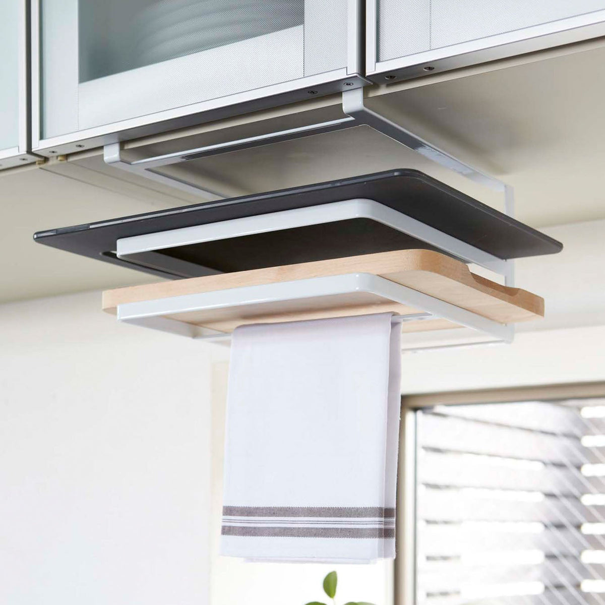 Yamazaki Tower Under-Cabinet Cutting Board and Cloth Hanger, Rack That Slides Onto a Wall Cabinet Shelf to Store Cutting Boards Under It and Hang Cloths on the Bars, Shelf 1.4 to 2 cm Thick, 1 kg Per Tier, 23 x 23.5 x 15.3 cm and 700 g, White