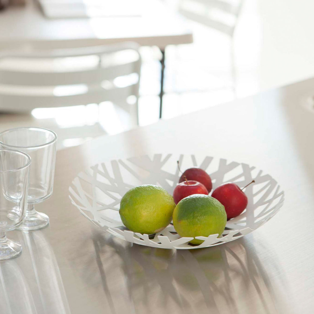 Yamazaki Tower Fruit Bowl, Shallow Steel Fruit Bowl With a Line Pattern That Casts Shadows on the Table, Looks Smart in a Modern Interior, 26 cm Wide, 26 x 26 x 4.5 cm and 300 g, White or Black