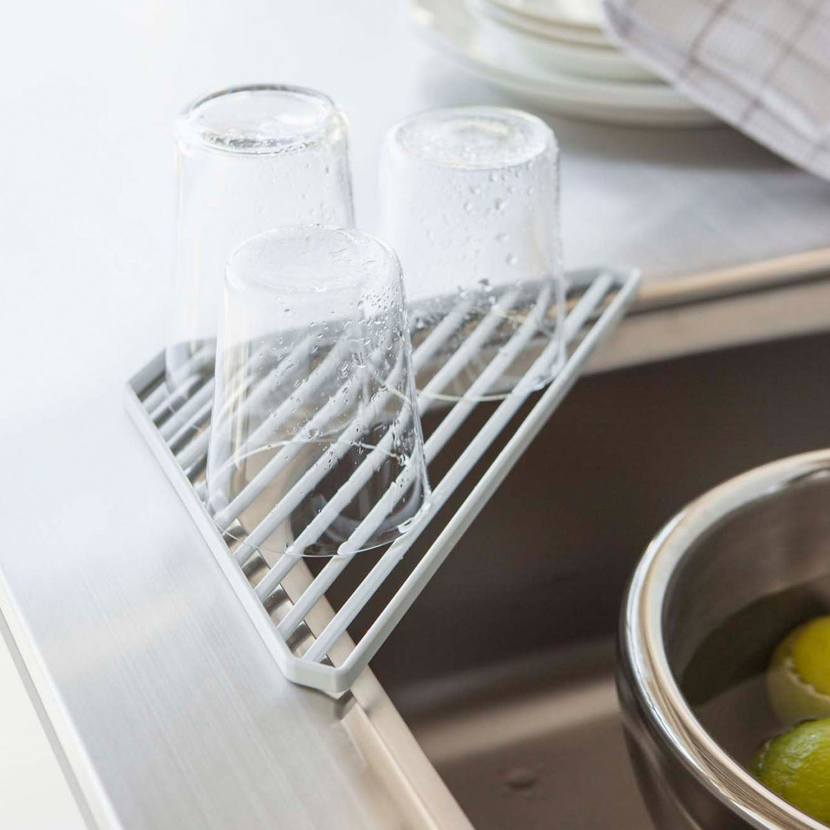 Yamazaki Tower Sink Corner Rack, Slim Steel Rack That Lays Across a Sink Corner as a Draining Spot for Sponges, Bottles and Cups, Water Runs Straight Into the Sink, Holds 2 kg, 30 x 15 x 0.8 cm and 320 g, White