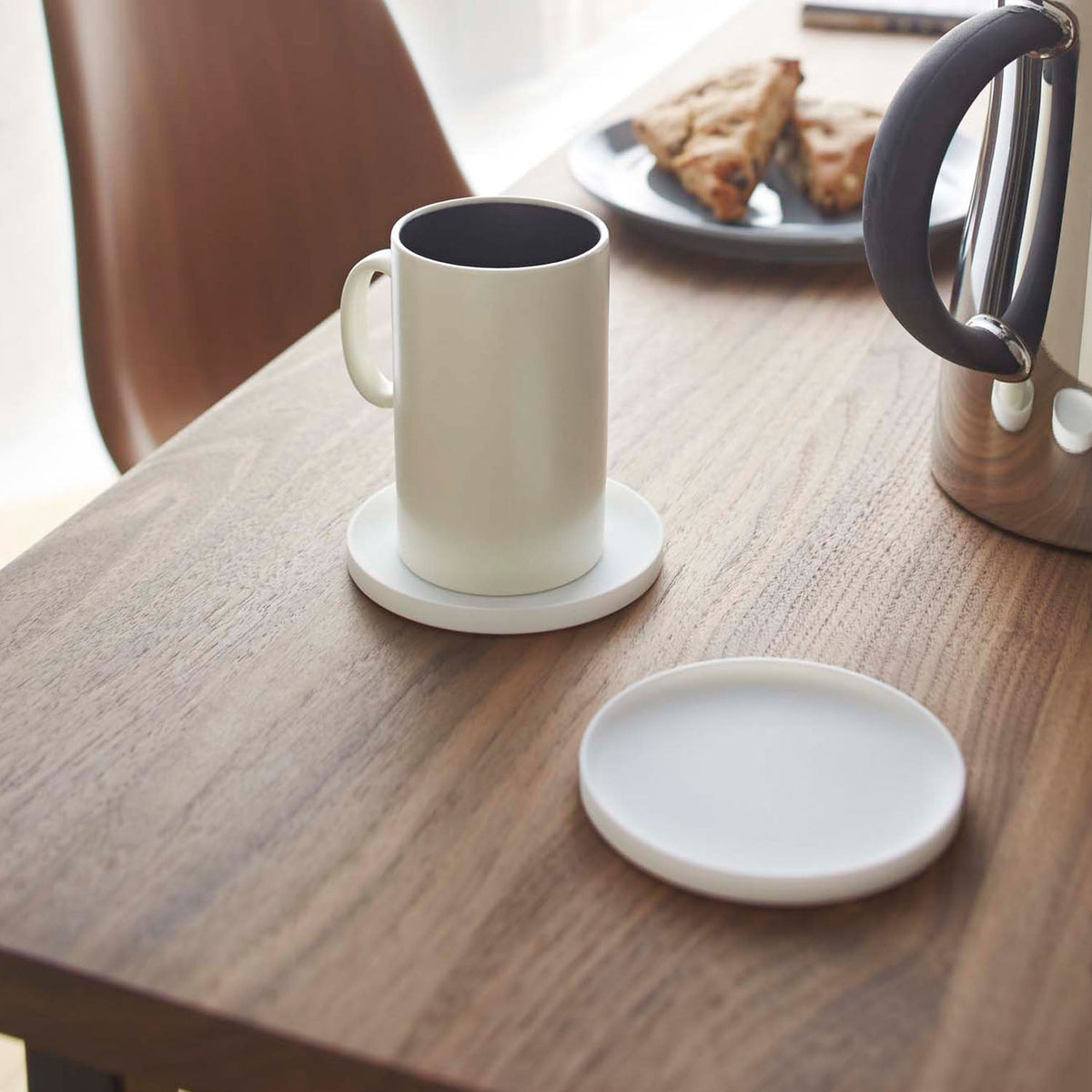 Yamazaki Tower Round Raised Silicone Coaster, Round Silicone Coaster With a Raised Rim That Holds Drips, Stacks for Storage, Heat Safe to 220 C, 10 x 10 x 0.9 cm and 30 g, White or Black
