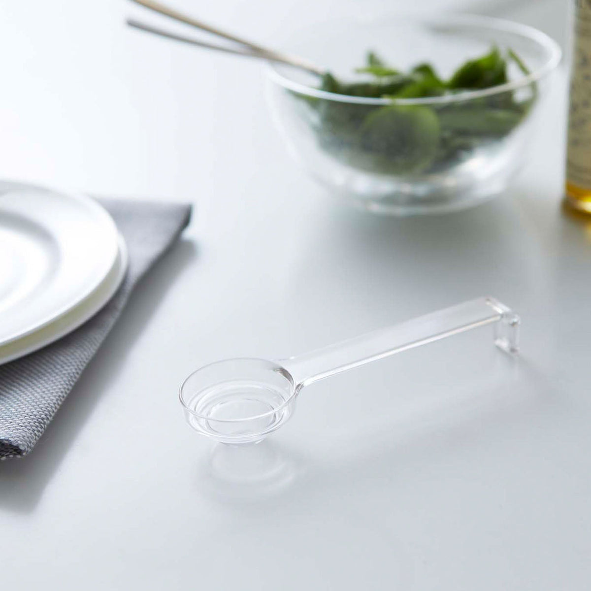 Yamazaki Layer Stepped Measuring Spoon, Stepped Measuring Spoon That Measures a Tablespoon, Teaspoon and Half Teaspoon on Its Steps and Can Be Rested on the Counter While You Pour, Heat Safe to 100 C, 14.2 x 4.2 x 2.2 cm and 12 g, Clear or Black