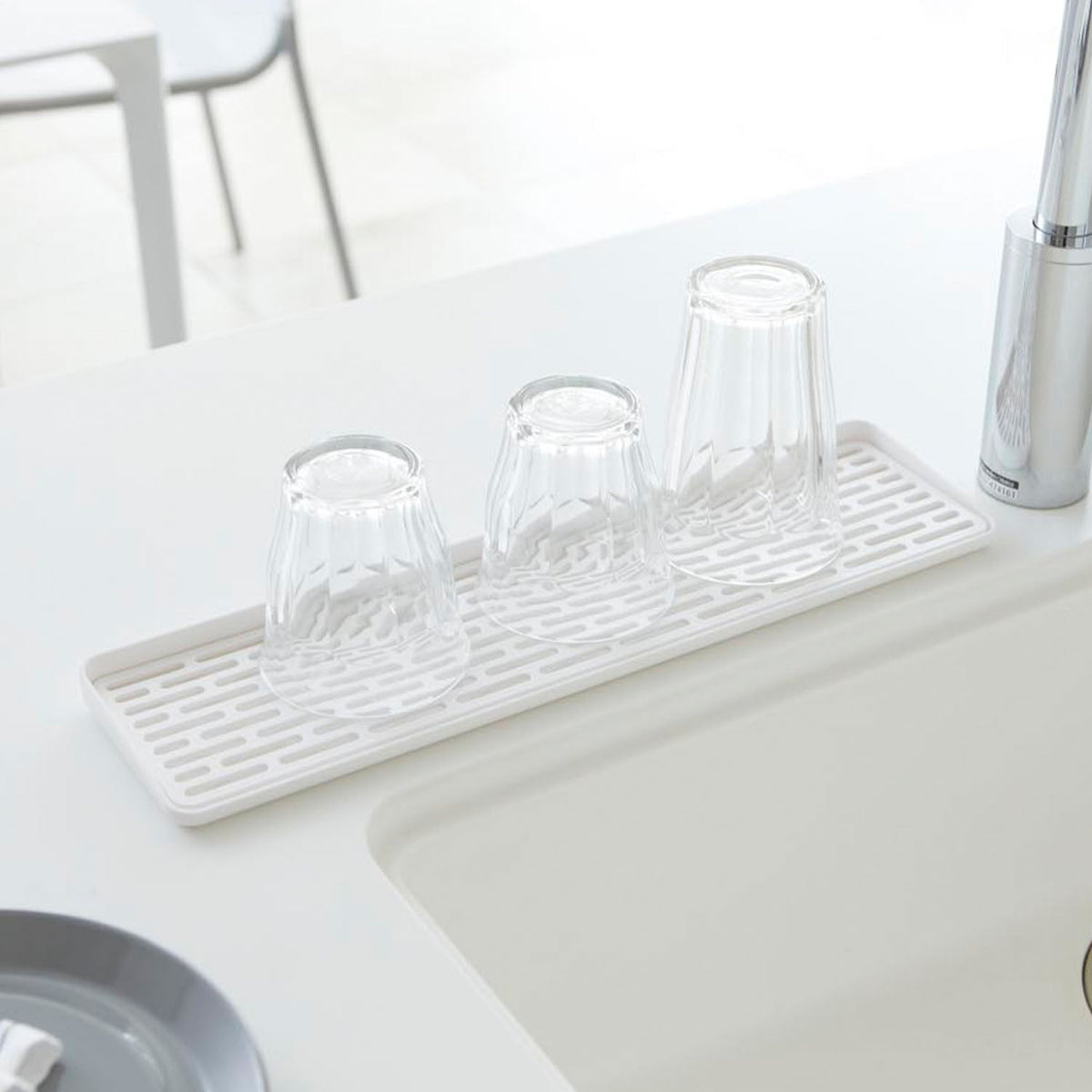 Yamazaki Tower Slim Glass and Mug Stand, Long Slim Tray for Draining 5 to 6 Glasses or Mugs Upside Down After a Quick Wash, Removable Tray Is Easy to Clean, 40 cm Long, Heat Safe to 90 C, 40 x 10.5 x 2 cm and 180 g, White
