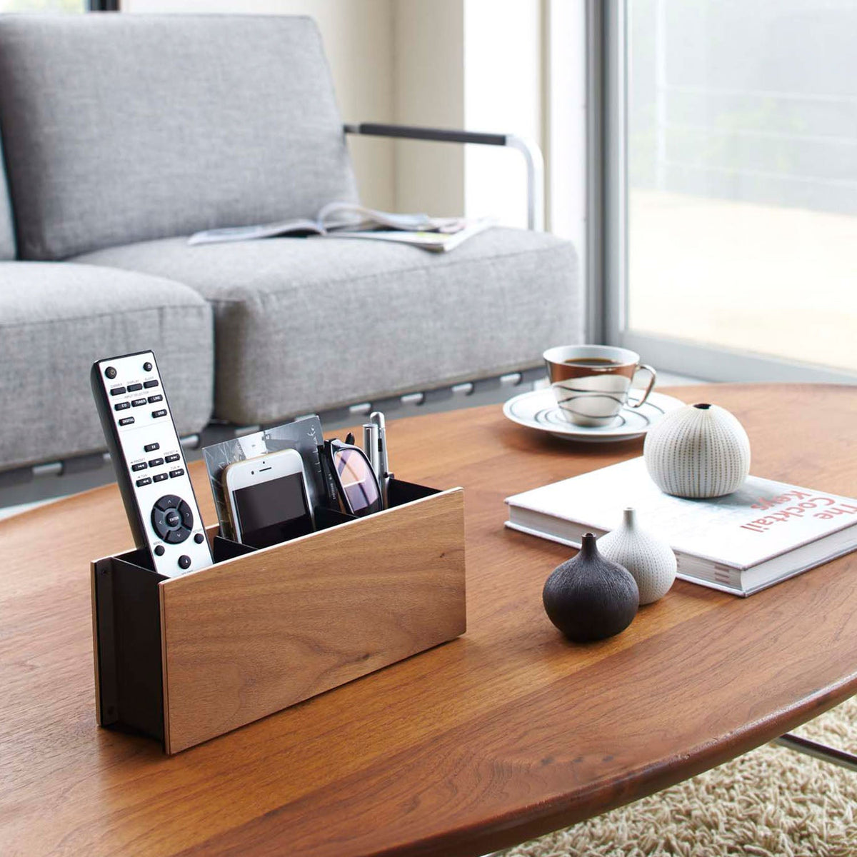 Yamazaki Rin Pen and Remote Control Rack, Wood-Grain Rack for Remotes, Pens and Glasses With Divider Gaps That Hold Postcards and Cards, Steel and Natural Wood, 25 cm Wide, 25 x 7 x 10.2 cm and 500 g, Brown or Natural