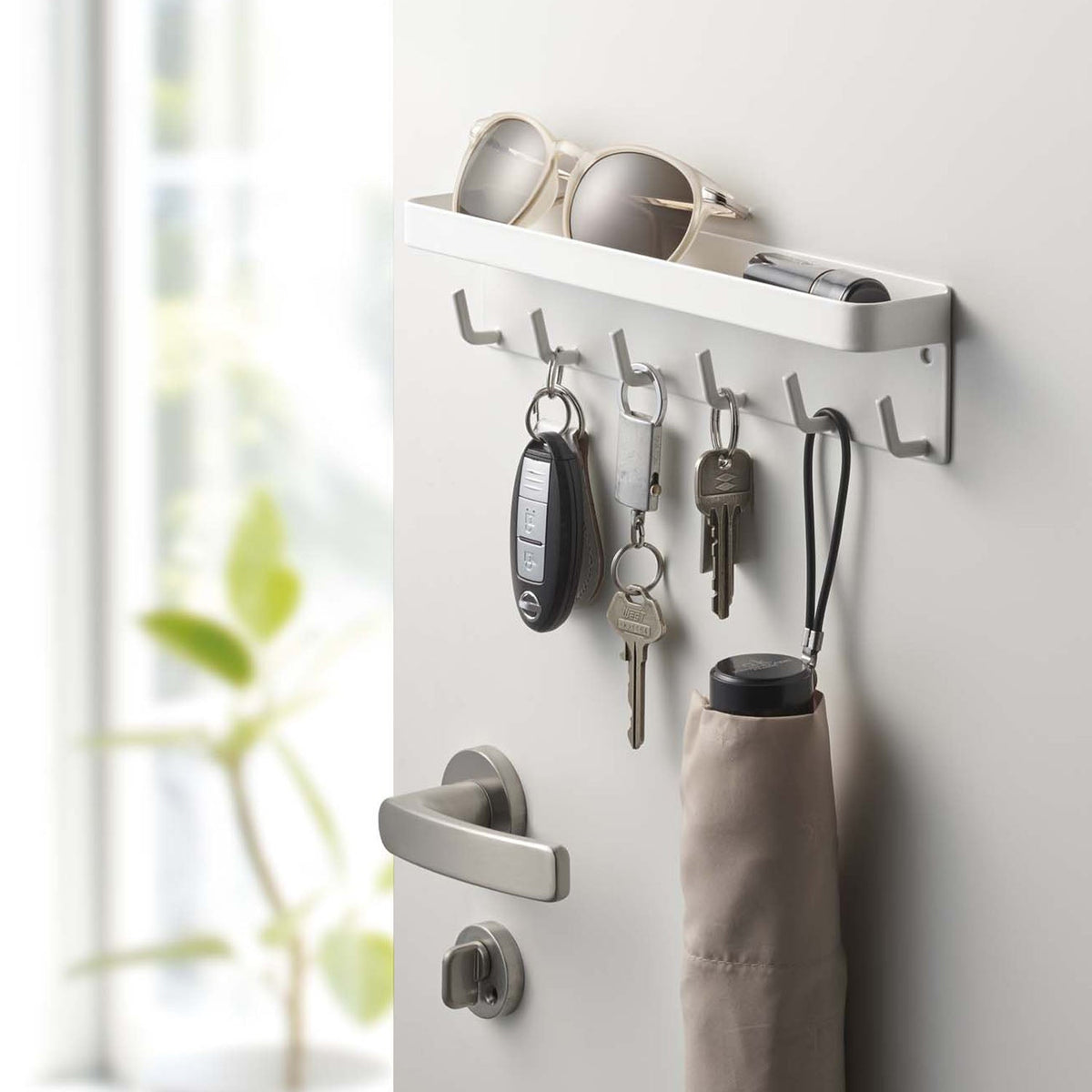 Yamazaki Smart Magnetic Key Hook with Tray, Slim Magnetic Rail with a Tray and Six Hooks for Keys and Folding Umbrellas on an Entrance Door, 24.5 x 4.5 x 6 cm and 320 g, White or Black