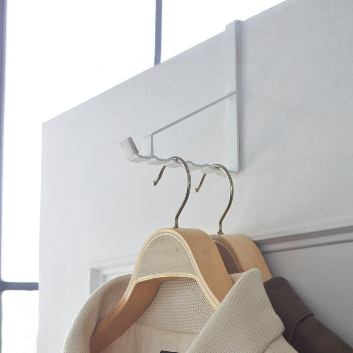Yamazaki Smart Over-the-Door Hanger with 6 Hooks, Six-Hook Hanger That Hooks Over a Door Up to 3.6 cm Thick, Notches Space Hangers Evenly and Silicone Tips Stop Caps Sliding, Holds 6 kg, 1.5 x 15.5 x 14 cm and 110 g, White or Black