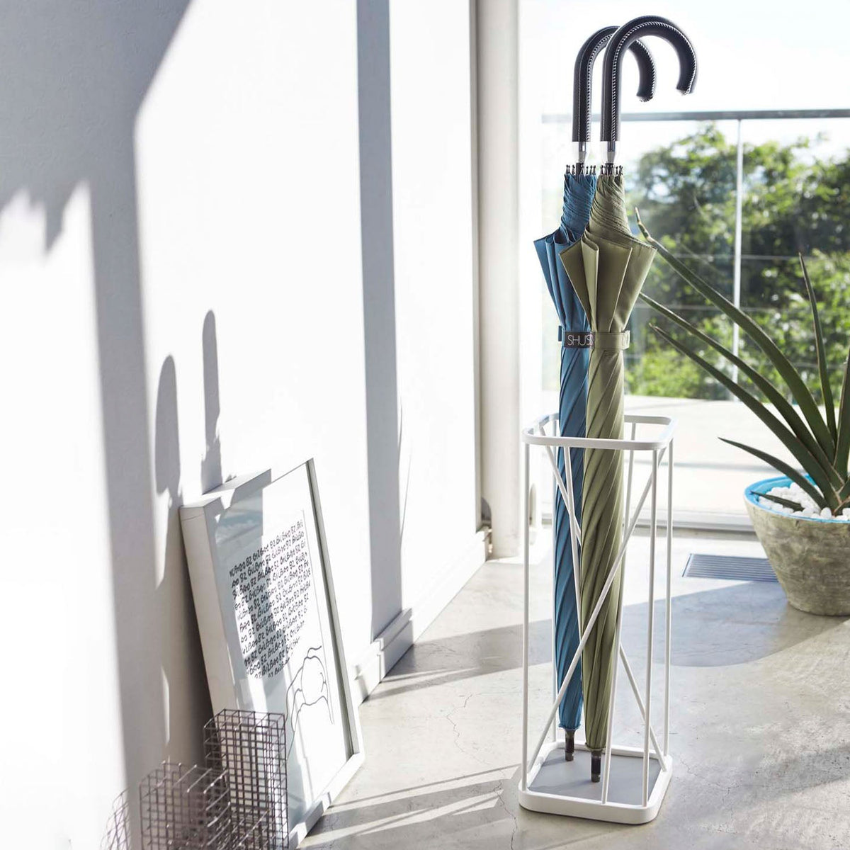 Yamazaki Nine Square Umbrella Stand, Umbrella Stand Divided Into Nine Squares by Crossing Dividers That Hold Each Umbrella, Artistic Look That Changes With the Angle, 17 cm Square, 17 x 17 x 45.5 cm and 1260 g, White or Black
