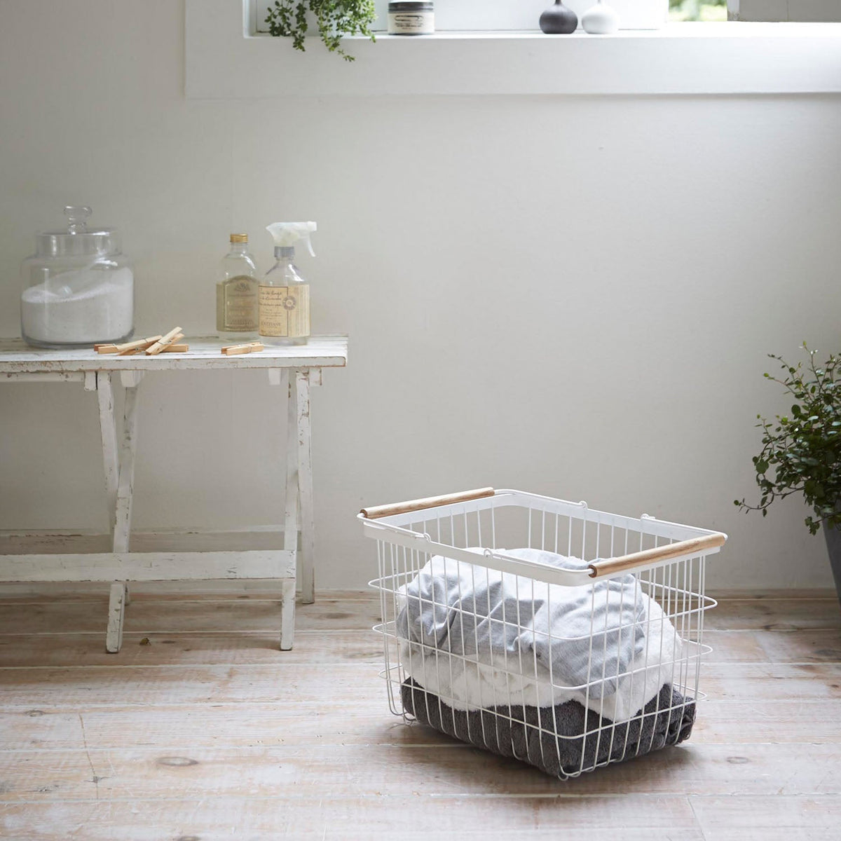 Yamazaki Tosca Laundry Basket M, 23 L White Wire Laundry Basket With Round Wooden Handles That Are Easy to Hold, Gentle White and Wood Look, Holds 3 kg, 41.5 x 31 x 27 cm and 1100 g, White