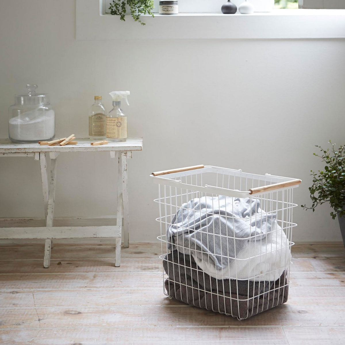 Yamazaki Tosca Laundry Basket L, 33 L White Wire Laundry Basket With Round Wooden Handles That Are Easy to Hold, Gentle White and Wood Look, Holds 4 kg, 41.5 x 31 x 38.5 cm and 1300 g, White